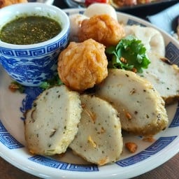 ลูกชิ้นทรงเครื่องลวกจิ้ม