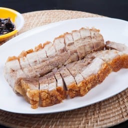 (PRO) หมูกรอบอิ่ม 2 คน แถมบะหมี่หยก 1 ก้อน