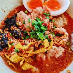 ก๋วยเตี๋ยวต้มยำหมูเด้งสาหร่าย