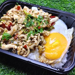 ข้าวกระเพราไก่สับไข่ดาว