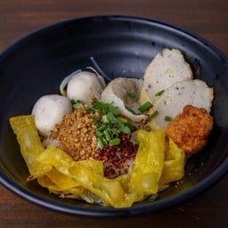 ก๋วยเตี๋ยวต้มยำมะนาวลูกชิ้นทรงเครื่อง