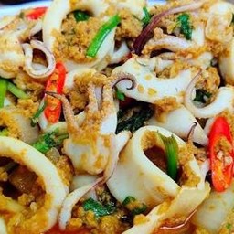 ผัดผงกระหรี่ปลาหมึก ราดข้าว