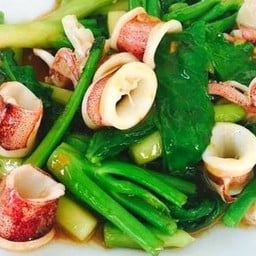 คะน้าปลาหมึก ราดข้าว