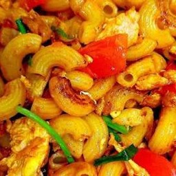 มักกะโรนีผัดไข่ ซอสมะเขือเทศ