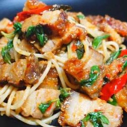 สปาเก็ตตี้ผัดกะเพราหมูกรอบ
