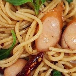 สปาเก็ตตี้พริกแห้งไส้กรอก