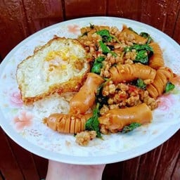 ข้าวราดผัดกะเพรา+ไส้กรอกทอด2ชิ้น+ไข่ดาว