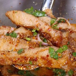 ข้าวยำคอหมูย่าง