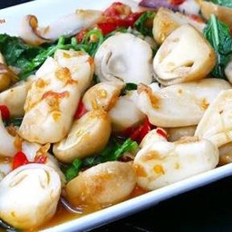 ปลาหมึกผัดโหระพาเห็ดฟาง ราดข้าว