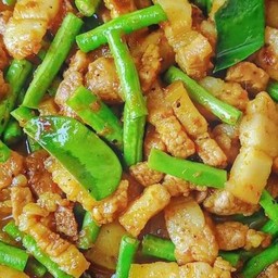 ข้าวสามชั้นผัดพริกแกง