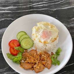 ข้าวหมูทอดกระเทียม