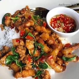 สามชั้นผัดกะเพรา ราดข้าว