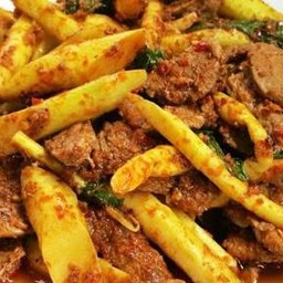 ผัดพริกแกงเนื้อหน่อไม้ ราดข้าว