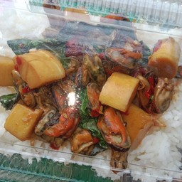 ผัดหอยแมลงภู่หน่อไม้ลาดข้าว