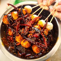 ลูกชิ้นปิ้ง (ชุดละ 3 ไม้ พร้อมผักและน้ำจิ้มสูตรเด็ด)