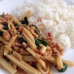 กะเพราหมูสับหน่อไม้ ราดข้าว