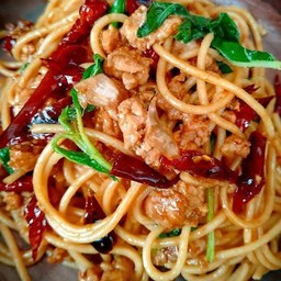 สปาเก็ตตี้ พริกแห้ง เลือกเนื้อสัตว์ด้านใน