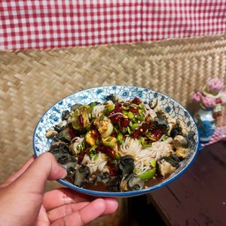 ซั่วหอยเชอรี่ ข้าวปุ้นเส้นสด