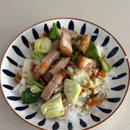 ข้าวผัดผักรวมหมูกรอบ