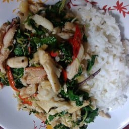 กระเพราเนื้อปูราดข้าว