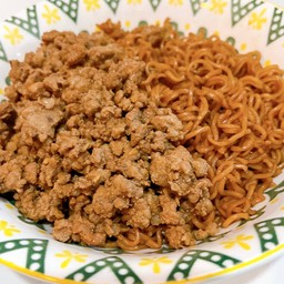 มาม่าหน้าหมูสับผัดกระเทียม