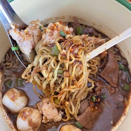 [อร่อยซ่ากับโค้ก] บะหมี่เหลืองรวมหมู +  โค้ก ไม่มีน้ำตาล (ขวด) 