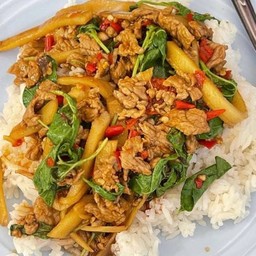 ข้าวกระเพราหน่อไม้เนื้อ แซ่บเว่อร์