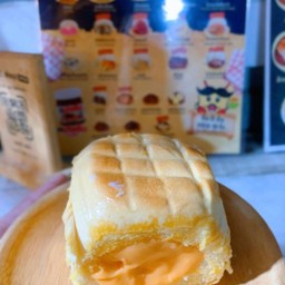 ขนมปังก้อน ไข่เค็มลาวา