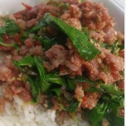 กระเพราแหนมราดข้าว