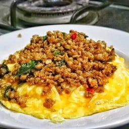 ข้าวไข่ข้นซอสกะเพราหมูสับ