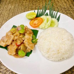 ผัดกะปิหมูกรอบ (ราดข้าว)