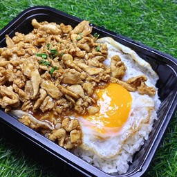 ข้าวไก่สับกระเทียม ไข่ดาว