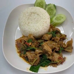 กระเพราหมูตุ๋นราดข้าว