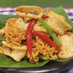 มาม่าผัดต้มยำปลาหมึก