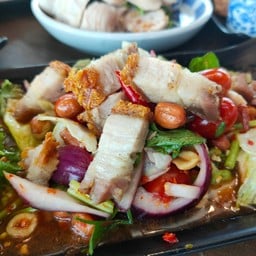 ยำหมูกรอบแซ่บ