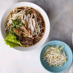 [สตาร์ ก๋วยเตี๋ยวไก่ตุ๋นมะระ]  ก๋วยเตี๋ยวเนื้อไก่ฉีก