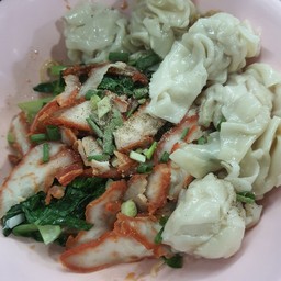 ชายสี่บะหมี่เกี๊ยว  ตรงข้ามดูโฮม หนองตำลึง