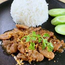 ข้าวราดหมูกระเทียมพริกไทย