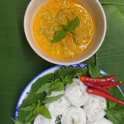 ขนมจีน น้ำยากะทิ ใส่ขาไก่ 2ขา