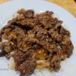 เนื้อผัดพริกป่นราดข้าว (ที่ร้านใช้เนื้อติดมันเท่านั้นค่ะ)