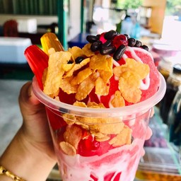 สตรอเบอร์รี่โยเกิร์ต(หน้าหมู่บ้านหรรษา)