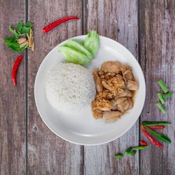 ข้าวทอดกระเทียม (ราดข้าว)