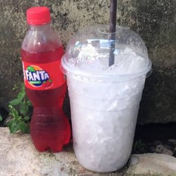 น้ำแดงแฟนต้า 330 มล. + น้ำแข็งแก้วโอ่ง