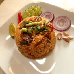 ข้าวผัดปลากระป๋อง