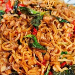 Stir-fried Mama Noodles with Pork
