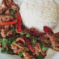 กระเพราเนื้อหน่อไม้ราดข้าว