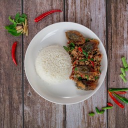 ไข่เยี่ยวม้ากะเพราหมูสับ