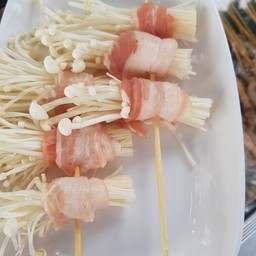 สามชั้นพันเห็ดเข็มทอง