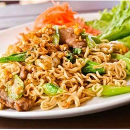 Stir-Fried Instant Noodles With Egg And Minced Pork