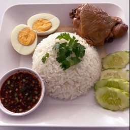 ข้าวไก่อบ พร้อมไข่ต้ม แถมน้ำซุปหมู